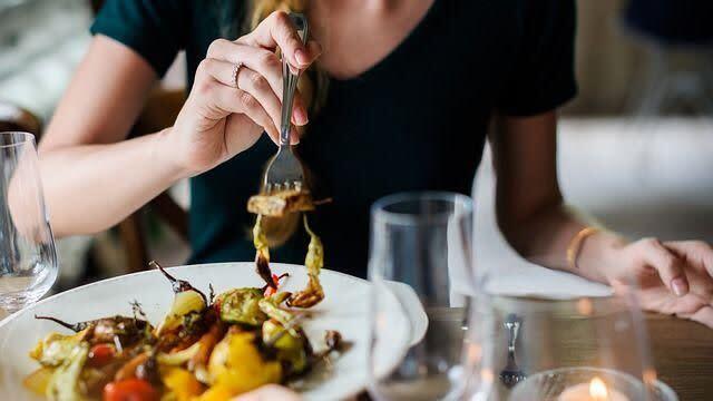 Tidak Hanya Mudah Gemuk! Makan Terlalu Cepat Berisiko Penyakit Ini, Ahli Ungkap Durasi Makan Ideal