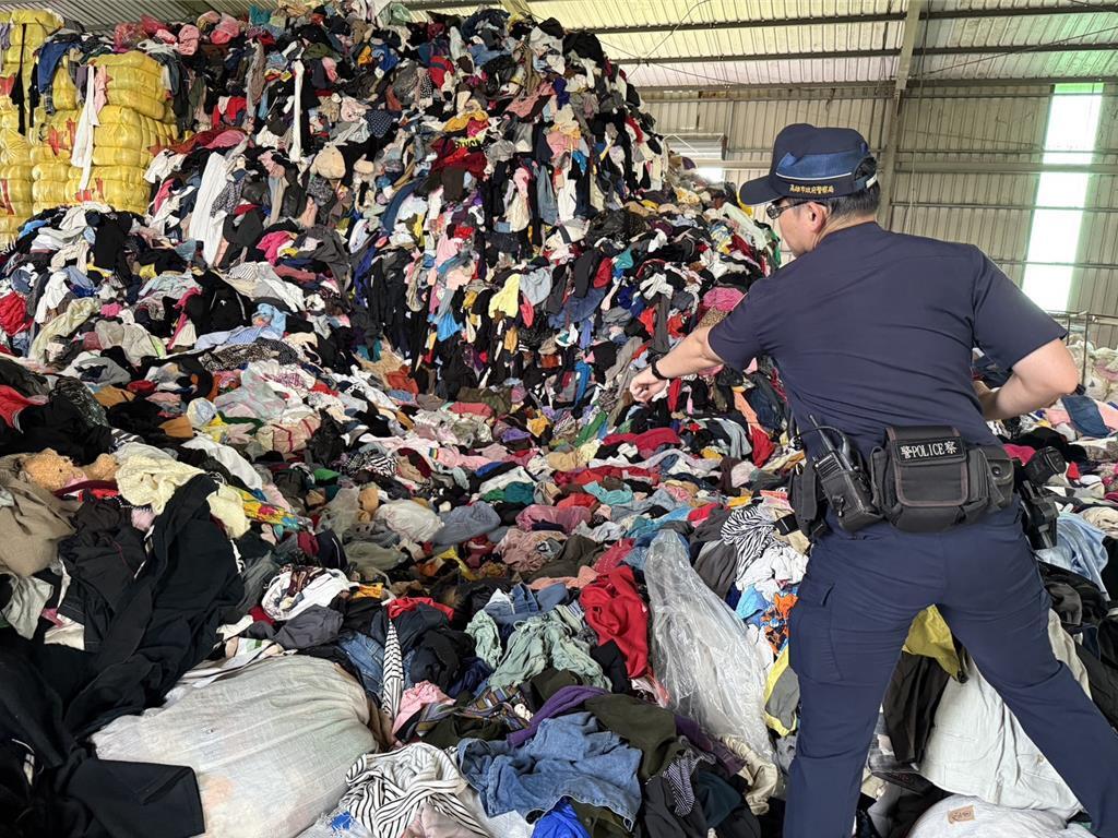 Karyawan Wanita Tewas Tertimpa Tumpukan Pakaian Bekas Setinggi 2 Lantai di Pusat Daur Ulang Kaohsiung