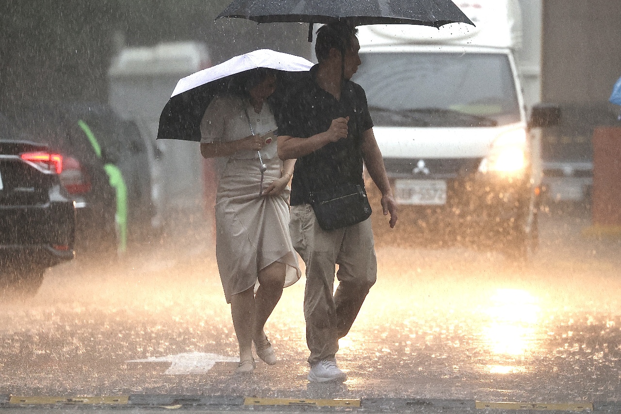 Angin Kencang Level 8, Peringatan Hujan Lebat di 6 Kabupaten/Kota! Hujan Deras Sepanjang Malam, Suhu Turun Hingga 12°C