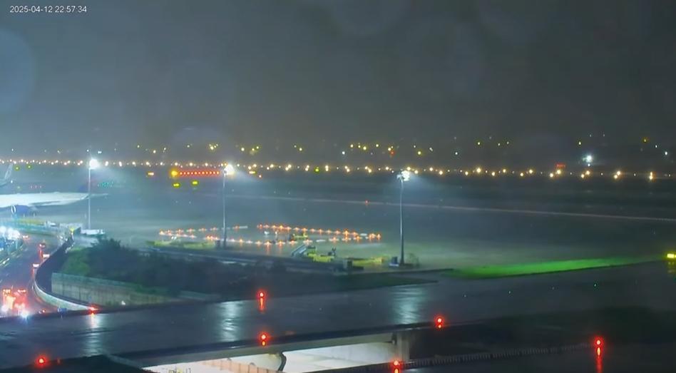 Hujan Lebat Melanda Malam Hari! Beberapa Penerbangan di Bandara Taoyuan Terpaksa Dialihkan ke Kaohsiung