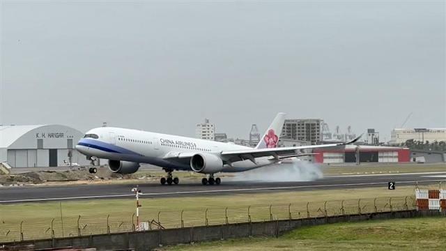 MENCEKAM! Sudah Terbang Setengah Jalan, Pesawat China Airlines Tiba-tiba Putar Balik dan Mendarat Darurat di Kaohsiung karena Mesin Bermasalah