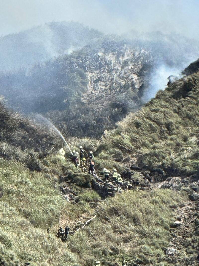 Kebakaran di Gunung Yangmingshan Meluas Lebih dari 30 Hektar, Petugas Damkar “Pikul Selang Air Secara Manual” Mendaki Gunung untuk Lakukan Pemadaman