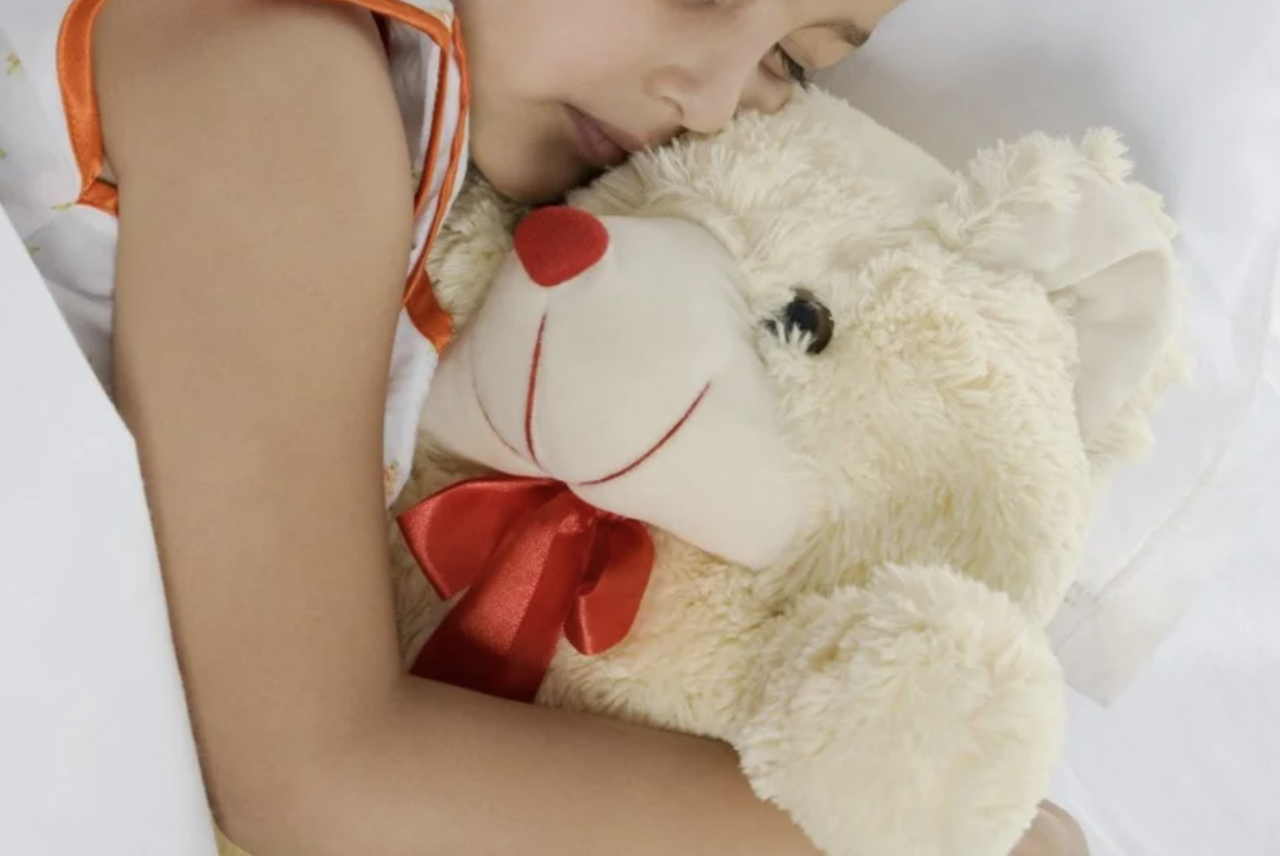 Amankah Boneka Beruang yang Dipeluk Anak Anda?