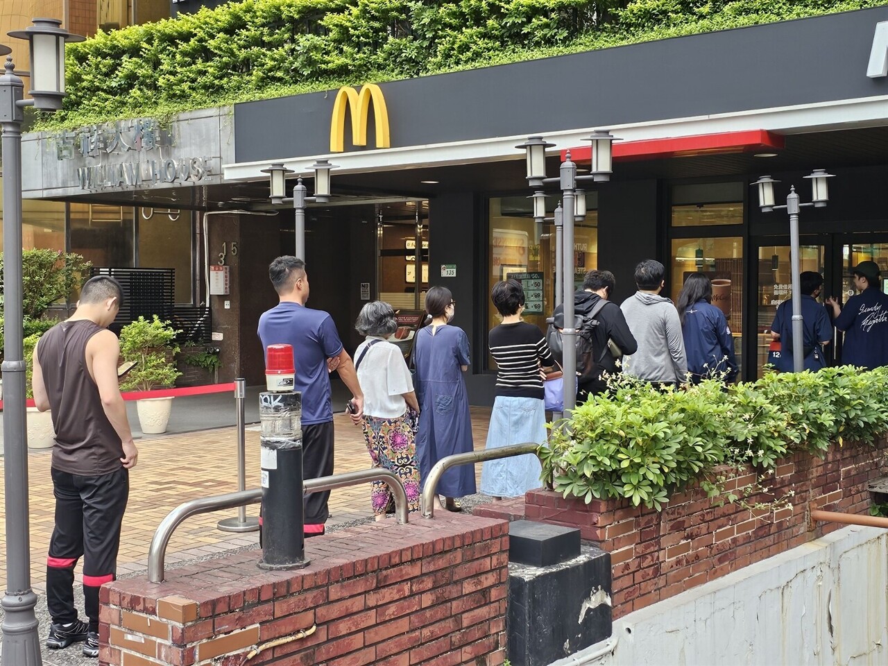 Menu Ini Kembali Picu Antrean Panjang di Depan Gerai McDonald's Taiwan Hari Ini