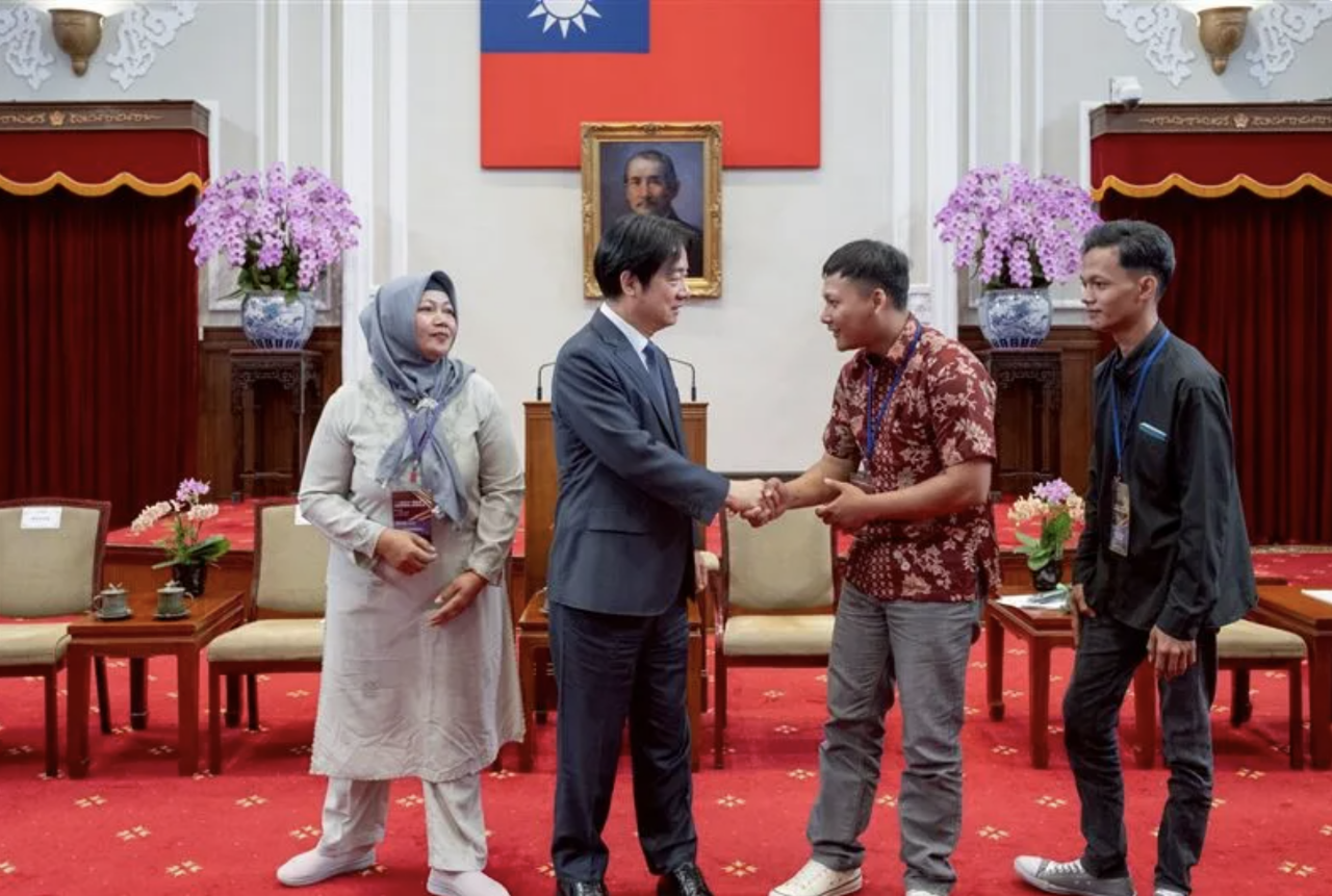 Bertemu dengan Pekerja Migran Teladan 2025, Presiden Lai: Stabilkan Pasar Tenaga Kerja, Alokasi Dana Astek Untuk Kurangi Dampak Tarif AS