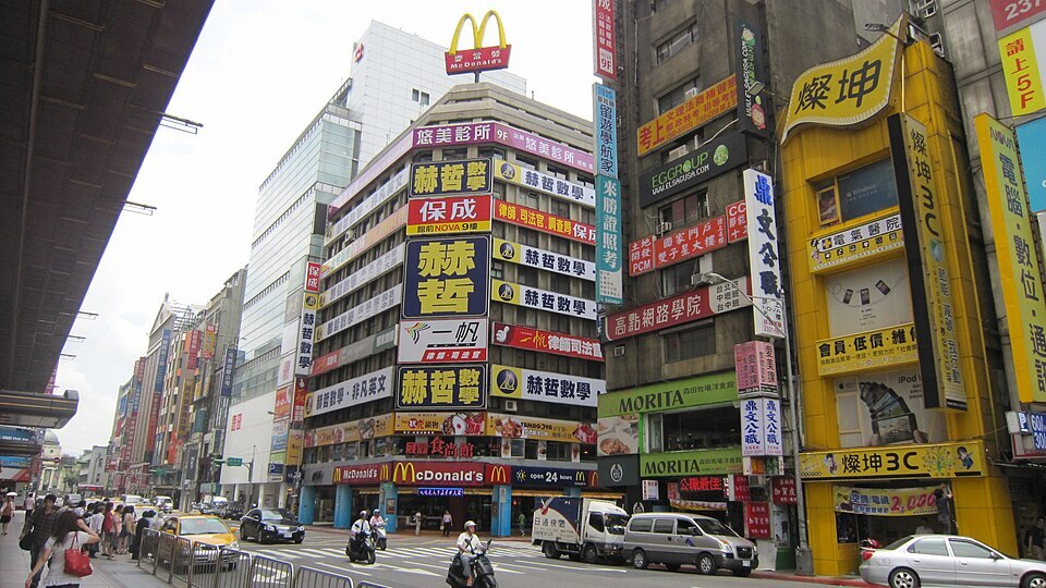 Turis Asing Berbondong-bondong Memotret Gedung di Depan TMS: Deretan Papan Iklan Khas Taiwan yang Menarik Perhatian